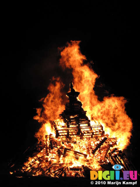 SX16838 Burning silhouette of guy on top of bonfire